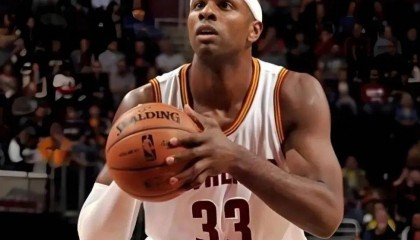 6年5500万合同打酱油？海伍德签下6年大约，两年却只值个酱油勋章