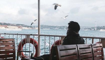 冠捷科技股价持平 上半年预亏4.5亿至4.9亿元