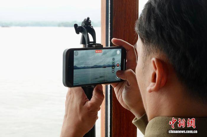 浙江杭州：中外媒体探访西湖 感受世界遗产之美
